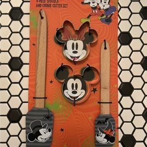 New Disney Mickey & Minnie Halloween 4 Pc Spatula & Cookie Cutter Baking Set